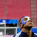 Kylian Mbappé ukázal na tréningu masku vo francúzskych farbách, vtipy na jeho adresu sa šíria jedna radosť.