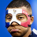 Kylian Mbappé ukázal na tréningu masku vo francúzskych farbách, vtipy na jeho adresu sa šíria jedna radosť.