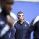 Kylian Mbappé ukázal na tréningu masku vo francúzskych farbách, vtipy na jeho adresu sa šíria jedna radosť.