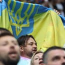 Fanúšik Ukrajiny s vlajkou na zápase so Slovenskom