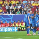 Slovenskí hráči pred zahratím priameho kopu v zápase proti Ukrajine