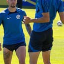 Tréner Calzona mal pred zápasom s Rumunskom na tréningu k dispozícii kompletný káder aj s Dávidom Hanckom.