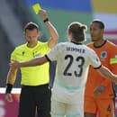 Hlavný rozhodca Ivan Kružliak zo Slovenska ukazuje žltú kartu hráčovi Rakúska Patrickovi Wimmerovi (uprostred), prizerá sa hráč Holandska Virgil van Dijk.