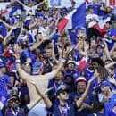 Francúzski fanúšikovia povzbudzujú.