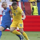 Na snímke zľava Stanislav Lobotka (Slovensko) a Razvan Marin (Rumunsko) v súboji o loptu.