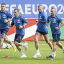 Slovenskí reprezentanti, zľava uraj Kucka, Peter Pekarík, Lukáš Haraslín, Stanislav Lobotka a Róbert Boženík počas oficiálneho tréningu slovenskej futbalovej reprezentácie na ME.