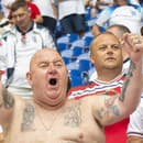Na snímke anglickí fanúšikovia povzbudzujú pred osemfinálovým duelom Anglicko - Slovensko na ME vo futbale v nemeckom meste Gelsenkirchen