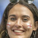 Na snímke anglická fanúšička sa usmieva pred osemfinálovým duelom Anglicko - Slovensko na ME vo futbale v nemeckom meste Gelsenkirchen