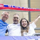 Na snímke slovenskí fanúšikovia povzbudzujú pred osemfinálovým duelom Anglicko - Slovensko na ME vo futbale v nemeckom meste Gelsenkirchen