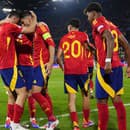Španiel Fabian Ruiz sa teší so spoluhráčmi po strelení gólu.