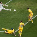 Bizár na EURO: Pred brankára prileteli tenisky, jednu odkopol, potom dostal gól