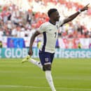 Anglický  futbalista Bukayo Saka sa raduje z gólu