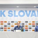 Sprava generálny riaditeľ ŠK Slovan Bratislava Ivan Kmotrík ml., tréner klubu Vladimír Weiss st. a kapitán tímu Vladimír Weiss ml. počas tlačovej konferencie.