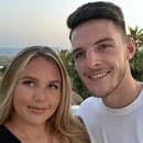 Anglický futbalista Declan Rice s partnerkou. 