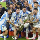 Na snímke hráči Argentíny, zľava Angel Di Maria a Lionel Messi oslavujú s trofejou po zisku rekordného šestnásteho titulu Copa America.