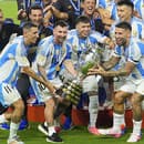 Na snímke hráči Argentíny, zľava Angel Di Maria a Lionel Messi oslavujú s trofejou po zisku rekordného šestnásteho titulu Copa America.