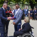 Sprava parastolná tenistka Alena Kánová, vodný slalomár Jakub Grigar a prezident SR Peter Pellegrini počas skladania sľubu slovenskej olympijskej a paralmypijskej výpravy na OH a POH 2024 v Paríži do rúk prezidenta SR