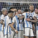 Futbalisti Argentíny sa tešia po strelení gólu.  