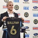 Cavan Sullivan nastúpil do súťažného zápasu vo veku 14 rokov a 293 dní.