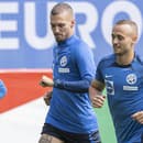 Slovenskí reprezentanti, zľava uraj Kucka, Peter Pekarík, Lukáš Haraslín, Stanislav Lobotka a Róbert Boženík počas oficiálneho tréningu slovenskej futbalovej reprezentácie na ME.