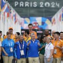 Prezident Medzinárodného olympijského výboru (MOV) Thomas Bach (uprostred) počas návštevy olympijskej dediny na XXXIII. letné olympijské hry v Paríži.