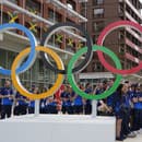 Francúzsky prezident Emmanuel Macron (vľavo) a francúzski športovci počas návštevy olympijskej dediny na XXXIII. letné olympijské hry v Paríži.