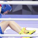 Slovenská boxerka Jessica Triebeľová sedí na zemi po údere Alcinde Lucas dos Santosovej z Mozambiku.