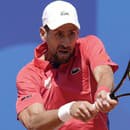 Srbský tenista Novak Djokovič odvracia loptičku Španielovi Rafaelovi Nadalovi počas 2. kola mužskej dvojhry na XXXIII. letných olympijských hrách 2024 v Paríži