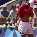 Srbský tenista Novak Djokovič si utiera tvár tričkom počas 2. kola mužskej dvojhry proti Španielovi Rafaelovi Nadalovi  na XXXIII. letných olympijských hrách 2024 v Paríži.