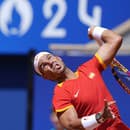 Španielsky tenista Rafael Nadal podáva na Srba Novaka Djokoviča počas 2. kola mužskej dvojhry na XXXIII. letných olympijských hrách 2024 v Paríži.