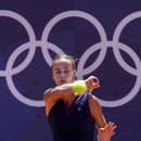 Slovenská tenistka Anna Karolína Schmiedlová odvracia úder Češky Barbory Krejčíkovej vo štvrťfinále ženskej dvojhry na XXXIII. letných olympijských hrách 2024 v Paríži.