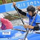 Sprava Japonec Juuki Tanaka a slovenský vodný slalomár Matej Beňuš v kvalifikačnej jazde kajak krosu počas XXXIII. letných olympijských hier v Paríži