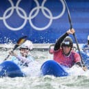 Sprava slovenská vodná slalomárka Zuzana Paňková, Luuka Jonesová z Nového Zélandu a Španielka Miren Lazkanová v kvalifikačnej jazde kajak krosu počas XXXIII. letných olympijských hier v Paríži