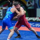 Slovenský zápasník Tajmuraz Salkazanov (v modrom) a turecký zápasník Soner Demirtaš počas semifinále kategórie do 74 kg na turnaji svetovej olympijskej kvalifikácie v Istanbule.