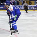 Michal Svrček s pukom na hokejke počas Hlinka Gretzky Cupu 2024.