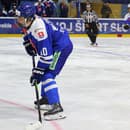 Michal Svrček s pukom na hokejke počas Hlinka Gretzky Cupu 2024.