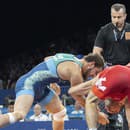 Slovenský reprezentant v zápasení Tajmuraz Salkazanov (červený dres) a Uzbek Razambek Žamalov bojujú v osemfinálovom voľnoštýliarskej kategórie do 74 kg.