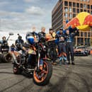 V pražskej štvrti Karlín sa konala akcia s názvom Red Bull Showrun presented by foodora. 