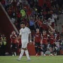 Futbalisti RCD Mallorca oslavujú gól do siete Realu Madrid. 