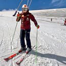 21. 8. Vo švajčiarskom stredisku Zermatt opäť stojí na lyžiach a zatiaľ len voľne lyžovala.