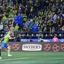 Albert Rusnák v drese Seattle strieľa gól.