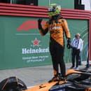 Na snímke britský pilot formuly 1 Lando Norris z tímu McLaren sa teší z triumfu na Veľkej cene Holandska.