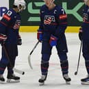 Americkí hokejisti zľava Johnny Gaudreau, kapitán Brady Tkachuk a Zach Werenski sa tešia z gólu