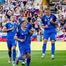 Slovenskí futbalisti sa tešia po strelenom góle. 