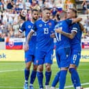 Slovenskí futbalisti sa tešia po strelenom góle. 