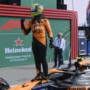 Na snímke britský pilot formuly 1 Lando Norris z tímu McLaren sa teší z triumfu na Veľkej cene Holandska.