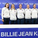 Zľava Renáta Jamrichová, Anna Karolína Schmiedlová, Viktória Hrunčáková, Rebecca Šramková, Tereza Mihalíková a nehrajúci kapitán tímu Matej Lipták (Slovensko).