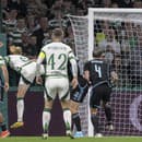 Na snímke Liam Scales (vľavo) zo Celticu Glasgow dáva gól, druhý vľavo jeho spoluhráč Callum McGregor, slovanisti Guram Kašia a brankár Dominik Takáč (vpravo).