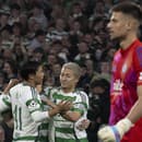 Na snímke zľava hráči Celticu Glasgow Greg Taylor, strelec gólu Kjógo Furuhaši a Daizen Maeda sa radujú z gólu.