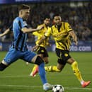 Na snímke hráč FC Bruggy Gustaf Nilsson (vľavo) a hráč Borussia Dortmund Ramy Bensebaini.